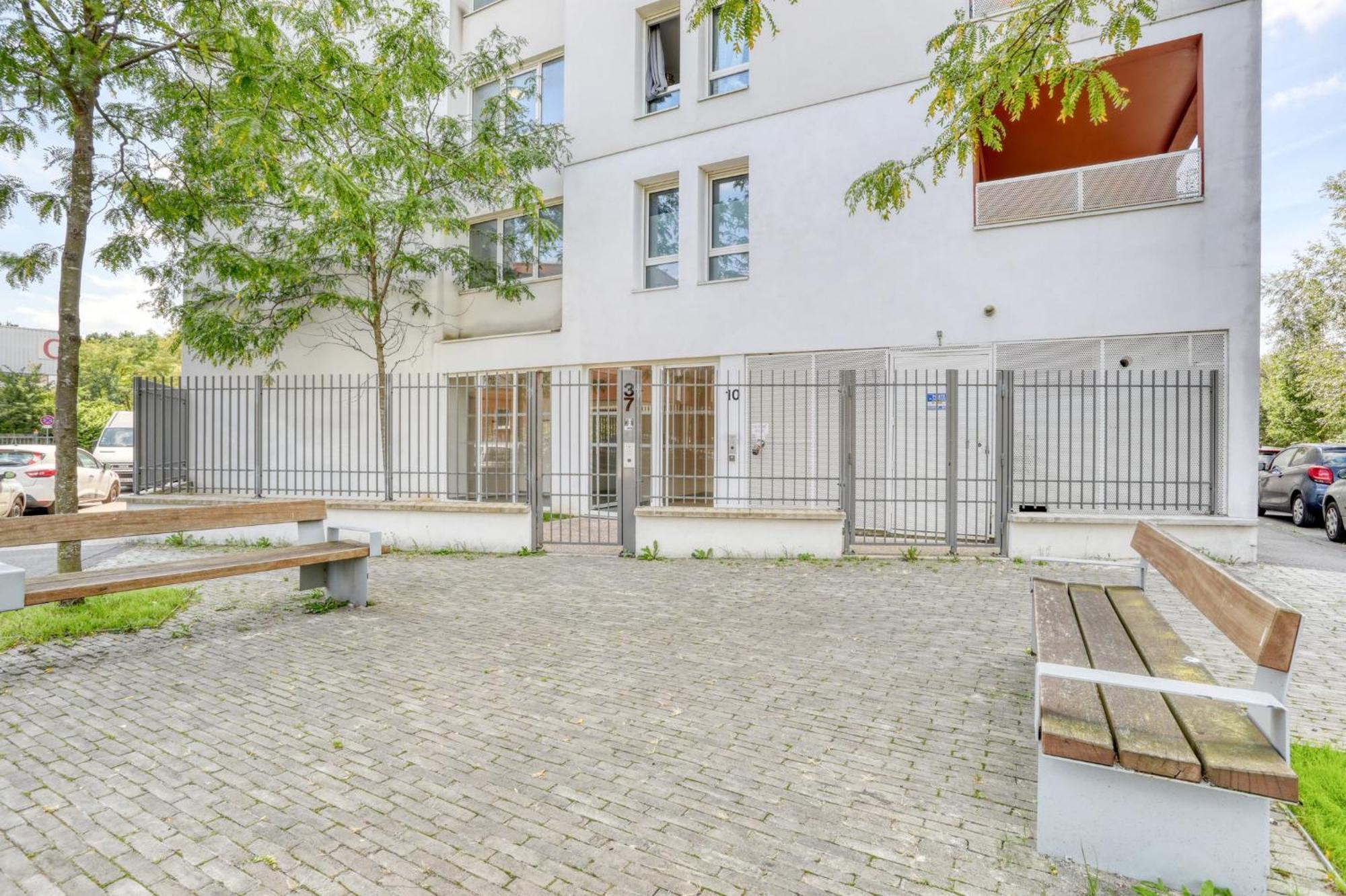 "Le Serenity ", Appartement Spacieux ,Balcon, Parking Prive Gratuit, Netflix, Proche Cdg Et Stade De France Stains Luaran gambar